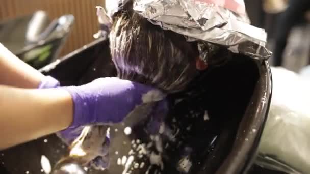 Unrecognizable Woman Colorist Beautician Wearing Blue Rubber Gloves Rinsing Washing — Stock Video