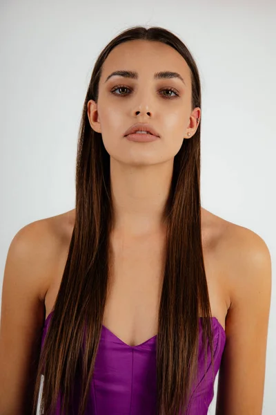 Vertical Cerca Pelo Largo Joven Morena Vestido Púrpura Con Hombros — Foto de Stock