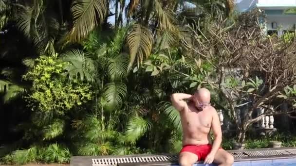 Uomo Barbuto Calvo Occhiali Sole Pantaloncini Rossi Gioire Vacanza Tropicale — Video Stock