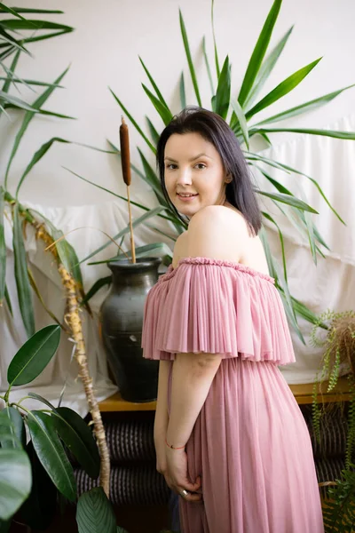 Atrakcyjna Kwiaciarka Różowej Sukience Stoi Szklarni Obok Palm Fikusa Hobby — Zdjęcie stockowe