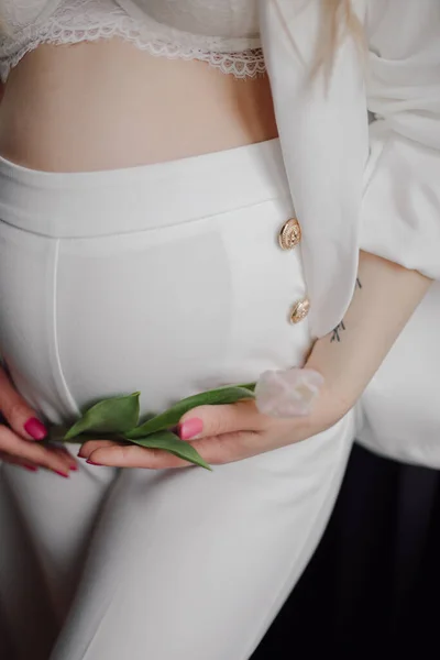 Przycięte Zdjęcie Młodej Kobiety Ciąży Różowymi Paznokciami Białej Kurtce Koronkowym — Zdjęcie stockowe