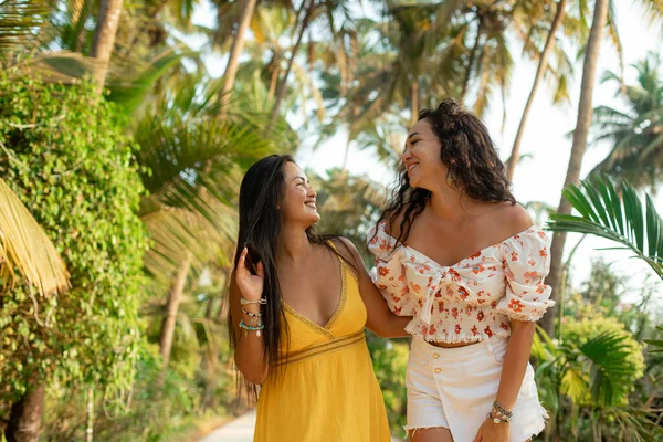 Two Laughing Friendly Brunette Women Summer Dress Strolling Palm Trees — Stock Photo, Image