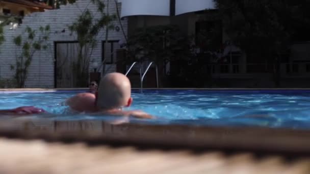 Video Calvo Uomo Non Rasato Occhiali Sole Nuotare Acqua Dolce — Video Stock