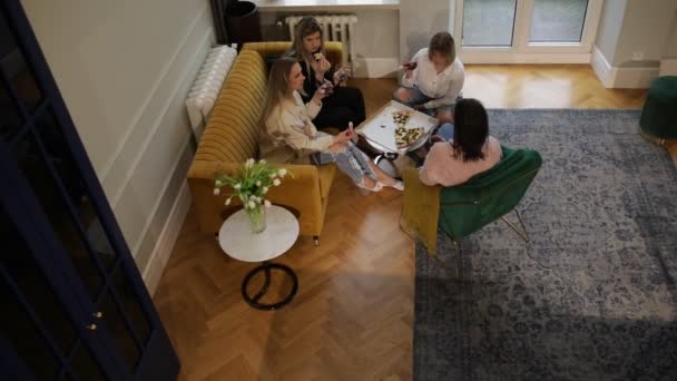 Quatro Mulheres Reunidas Sentadas Sala Comer Pizza Com Álcool Refeição — Vídeo de Stock
