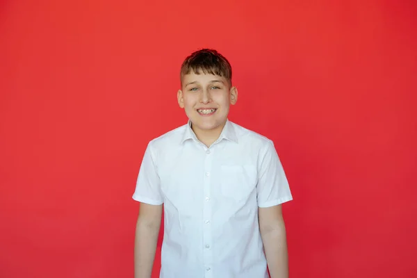 Щасливий Річний Хлопчик Підліток Короткою Зачіскою Білій Сорочці Короткими Рукавами — стокове фото