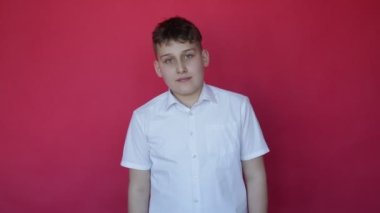 12 yaşındaki ergen kız, sorunlara çözüm bulduğuna dair yüz ifadeleri ve jestlerle diziler sergiliyor. Stüdyo kırmızı arka plan. Kameraya bakar. Olumlu duygular. Zor bir durum. Tam HD görüntüler.