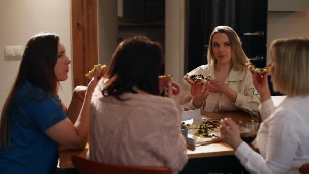 Masada Oturan Pizza Yiyen Içki Içen Sohbet Eden Dört Bayan — Stok video