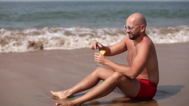 동영상에서 긍정적 반응을 보였다 덥수룩 선글라스를 칵테일을 마시며 해변의 모래사장에 — 비디오