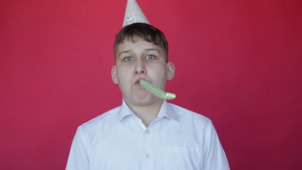 Festive Mood Gute Teenage Boy Short Sleeved Shirt Festive Hat — Stock Video