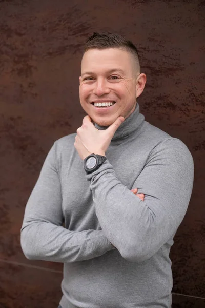 다듬어 스포츠 사업가 할리우드가 시계를 옆에서 스웨터를 — 스톡 사진