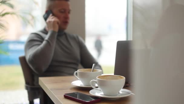 Video Von Einem Sportlichen Geschäftsmann Grauen Pullover Der Sahnekaffee Auf — Stockvideo