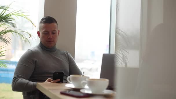 Video Del Hombre Que Está Sentado Bebiendo Delicioso Café Sabroso — Vídeos de Stock