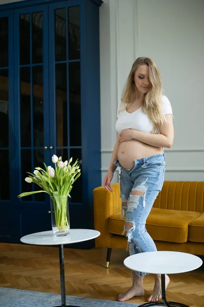 Lycklig Gravid Kvinna Står Nära Elegant Soffa Vardagsrummet Tittar Ner — Stockfoto