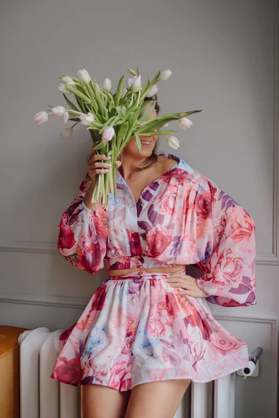 Genç Bir Kadının Portresi Parlak Renkli Pembe Elbiseler Baskılı Güller — Stok fotoğraf