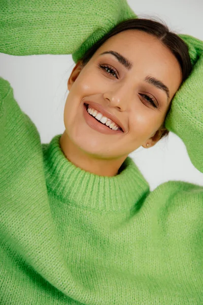 Närbild Vertikal Toothy Leende Brunett Kvinna Med Makeup Grön Outfit — Stockfoto