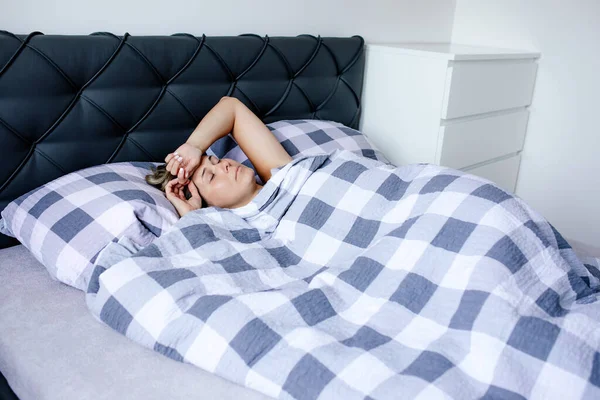 현대적 매력적 기술로 머리를 침대에서 있습니다 과평온 수면을 십시오 아름다운 — 스톡 사진