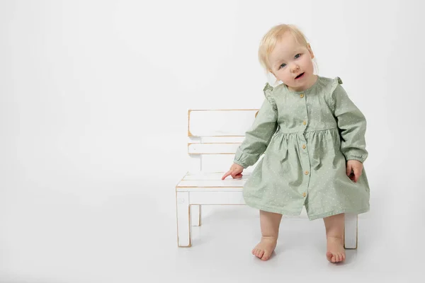 Ritratto Meravigliosa Bambina Bionda Scalza Con Gli Occhi Azzurri Che — Foto Stock