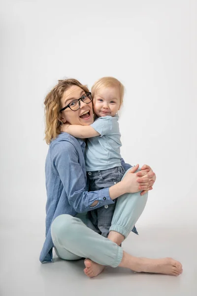 Beyaz Arka Planda Oturan Gülümseyen Aile Portresi Sarışın Mavi Gözlü — Stok fotoğraf