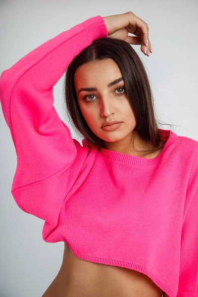 Porträt Einer Jungen Schönen Frau Die Ein Kurzes Rosafarbenes Sweatshirt — Stockfoto