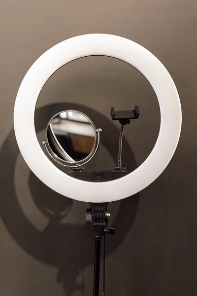 Närbild Ring Led Lampa Med Telefonhållare Spegel För Professionell Skönhet Royaltyfria Stockbilder