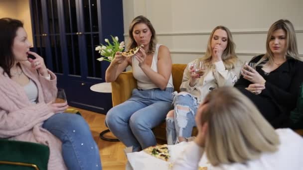 Tersenyum Wanita Terkonsentrasi Pertemuan Makan Pizza Dan Berbicara Duduk Sofa — Stok Video