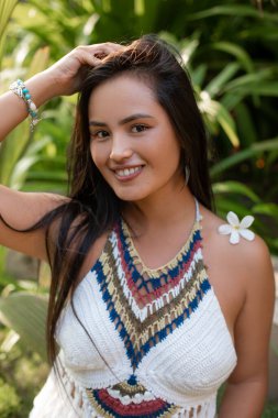 Dikey büyüleyici, büyüleyici siyah saçlı kadın doğanın güzelliğiyle çevrili tropik vahada poz veriyor ve çözülüyor. Tropikal konuma rahatlamak için kaçış yolu arıyorum. Goa ormanlarında tatil beldesi