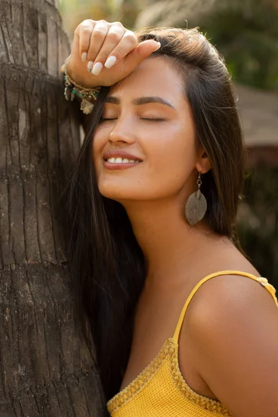 Vertical Close Smiling Brunette Long Haired Woman Yellow Dress Earrings — Stock Photo, Image