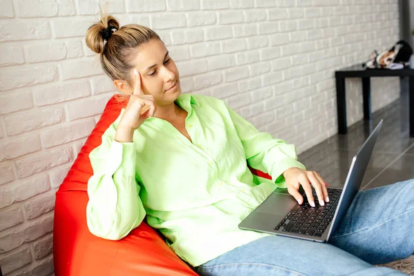 Modern Business Woman Light Green Shirt Working Online Laptop Good — Stock Photo, Image