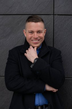 Yakışıklı, başarılı, şık siyah ceketli, zarif bir adamın portresi. Pahalı süveterler, gülümseyen saatler. Şehir dışındaki ilginç seyahatini düşünerek. 