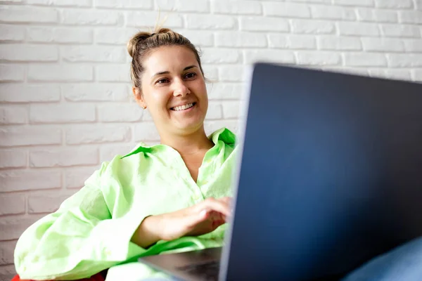 셔츠를 비지니스 여성은 집에서 노트북으로 일하고 사무실 비지니스 현대의 긍정적 — 스톡 사진