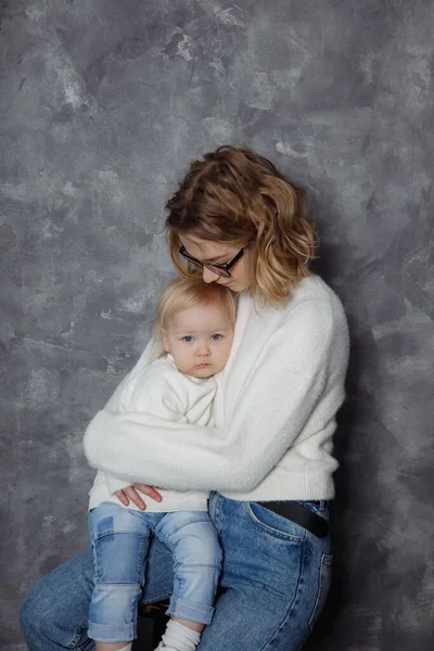 Porträt Einer Liebenden Familie Weißen Pullovern Jeans Sitzend Auf Grauem — Stockfoto