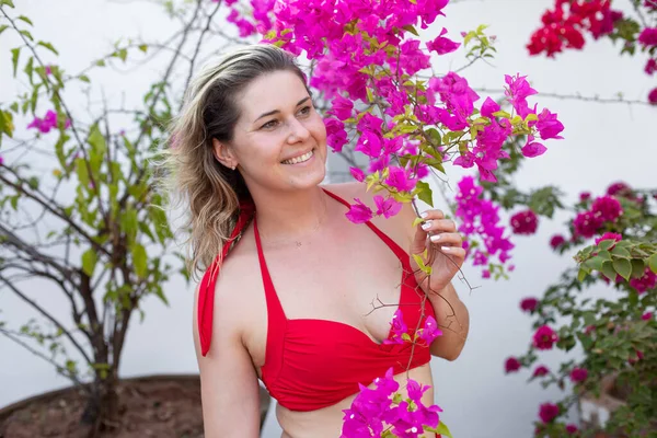 Portré Vidám Fiatal Jóképű Hosszú Hajú Vörös Bikini Fürdőruhát Viselő — Stock Fotó