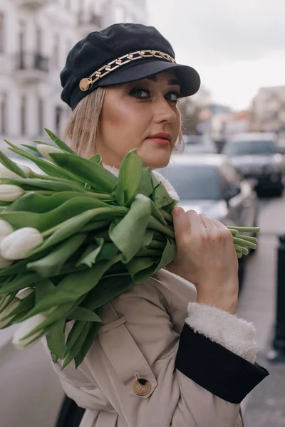 아름다운 코트를 모자를 여성의 사진많은 자동차 근처의 사람들이 붐비는 거리에 — 스톡 사진