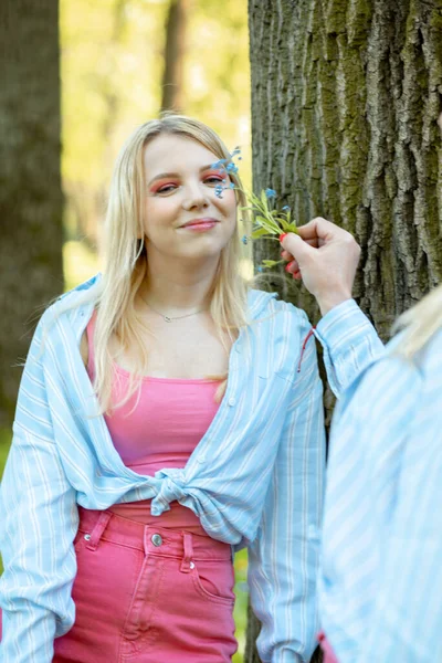 Frau Ließ Blondes Mädchen Mit Hellem Make Blumen Riechen Teenager — Stockfoto