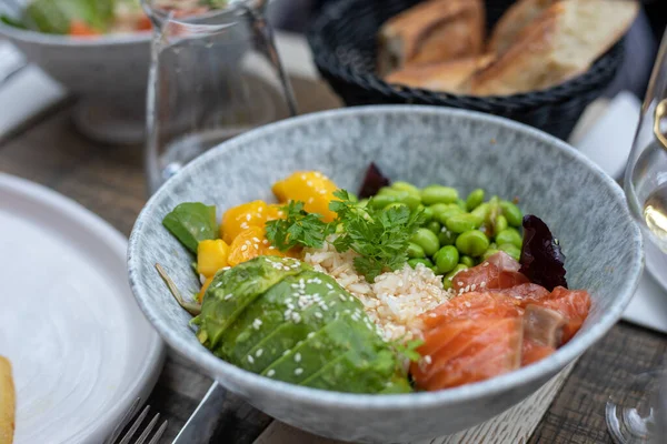 Menutup Salad Sehat Dan Berwarna Warni Restoran Paris Makanan Hijau — Stok Foto