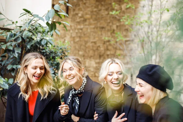 四个笑着的年轻女子的画像 金发碧眼 在巴黎户外散步时 快乐的女性朋友们笑着开玩笑 女孩们一起旅行 一起度过有趣的一天 — 图库照片