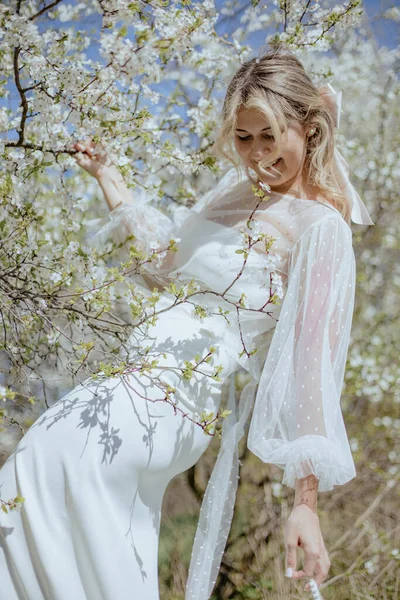 Чудова Жінка Білій Весільній Сукні Стоїть Поруч Вишневим Цвітом Тримається — стокове фото