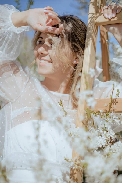 Χαμογελαστή Νεαρή Νύφη Που Καλύπτει Πρόσωπο Από Φως Του Ήλιου — Φωτογραφία Αρχείου