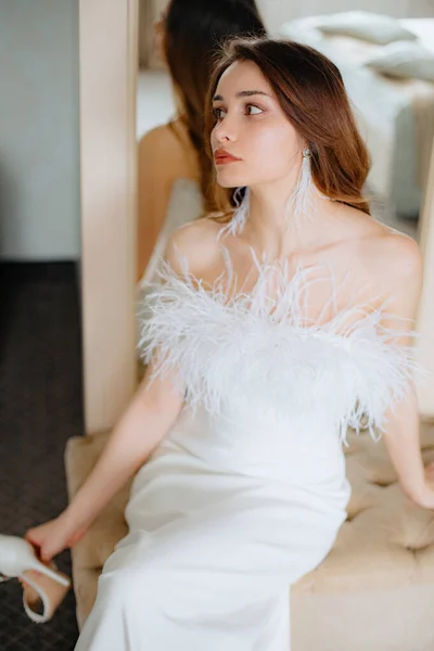 Jovem Noiva Encantadora Sentada Sofá Bege Lado Espelho Vestido Noiva — Fotografia de Stock