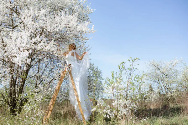 Atrakcyjna Kobieta Nosi Suknię Ślubną Trzymając Lekki Materiał Sukienki Ręką — Zdjęcie stockowe