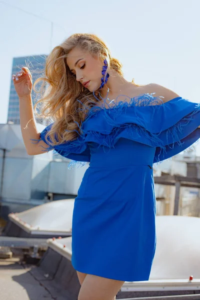 Wspaniała Młoda Kobieta Blond Włosami Bogatej Niebieskiej Sukience Bez Ramion — Zdjęcie stockowe