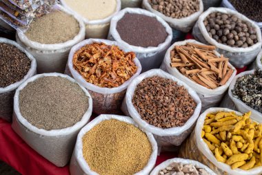 Goa ticaretindeki çeşitli baharat ve baharatların Hint çeşitleri. Renkli katkı maddeleri, toz baharatlar, betel fındığı, tarçın, biber, kuru gürz, sarı zerdeçal, sokağa çıkma yasağı ve zencefil kökleri satıldı..