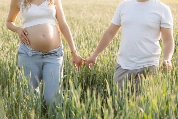 Pareja Casada Irreconocible Durante Embarazo Sus Esposas Disfruta Caminar Naturaleza — Foto de Stock