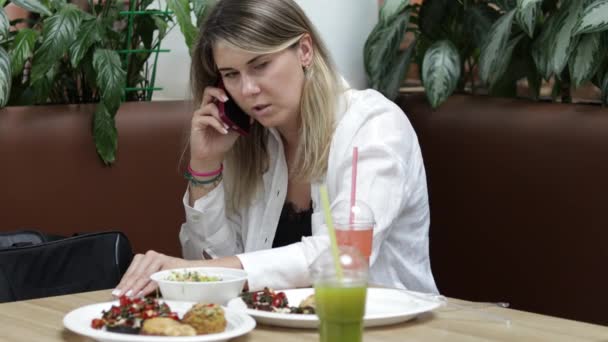 Videó Fiatal Szőke Haj Beszél Okostelefonon Ebéd Közben Kávézóban Komoly — Stock videók