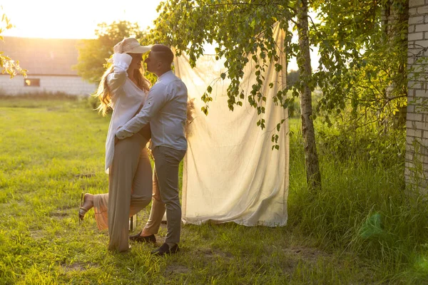 Genç Güzel Evli Bir Çift Doğada Romantik Bir Akşam Geçiriyorlar — Stok fotoğraf