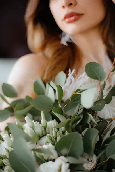 Zbliżenie Wspaniały Bukiet Ślubny Białych Kwiatów Rękach Uroczej Brunetki Pani — Zdjęcie stockowe