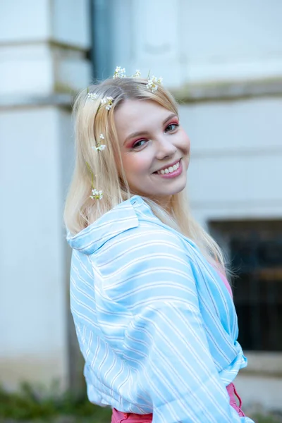 Portret Pięknej Młodej Blondynki Świeżym Powietrzu Włosami Ozdobionymi Kwiatami Niebieskiej — Zdjęcie stockowe