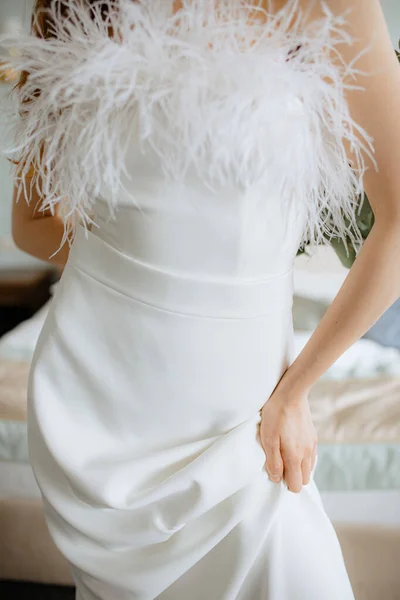 Jovencita Irreconocible Vestido Lujoso Blanco Decorado Con Plumas Pequeñas Esponjosas — Foto de Stock