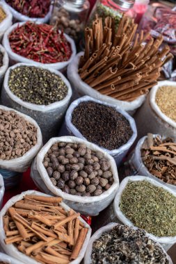 Hindistan 'daki renkli Goa pazarında çok çeşitli baharat ve baharatlar var. Tatlı ve sıcak baharatlar, betel fındığı, tarçın çubukları, kekik, biber, biber, güzelce paketlenmiş kırmızı biber.