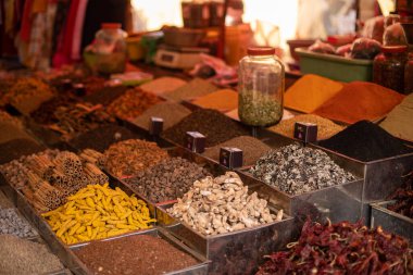 Mevsimler ve baharatlar Goa pazarında büyük, kare konteynırlarda ve satışta sunuluyor. Hindistan 'da tozu, tadı, fındığı ve tohumu bir bütün halinde.. 
